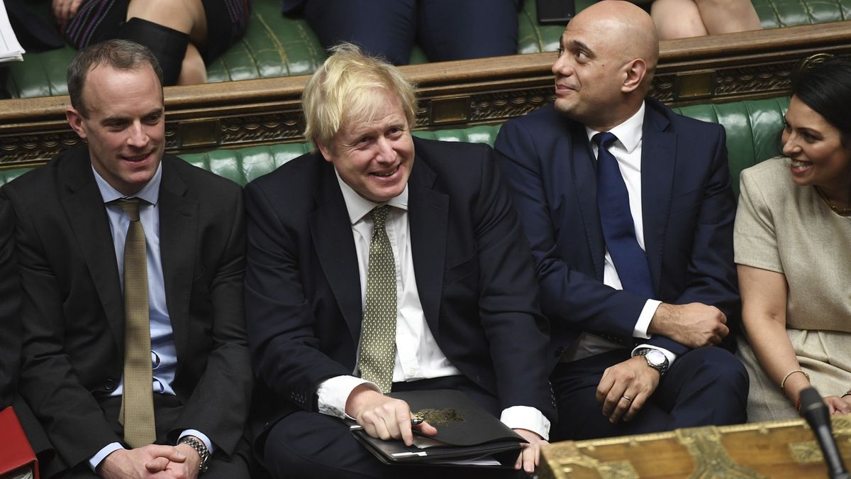 Britští poslanci podpořili zákon k Johnsonově brexitové dohodě